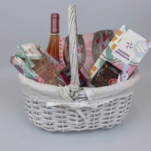 אהבה בכוס יין – מארז יין ושוקולד זוגי